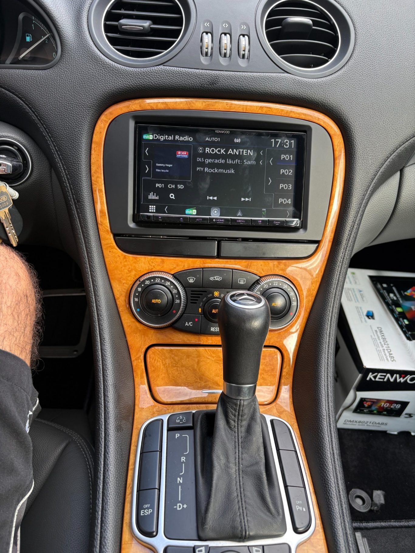 Mercedes SL 350 Mittelkonsole mit nachgerüstetem Kenwood Autoradio mit Touchscreen