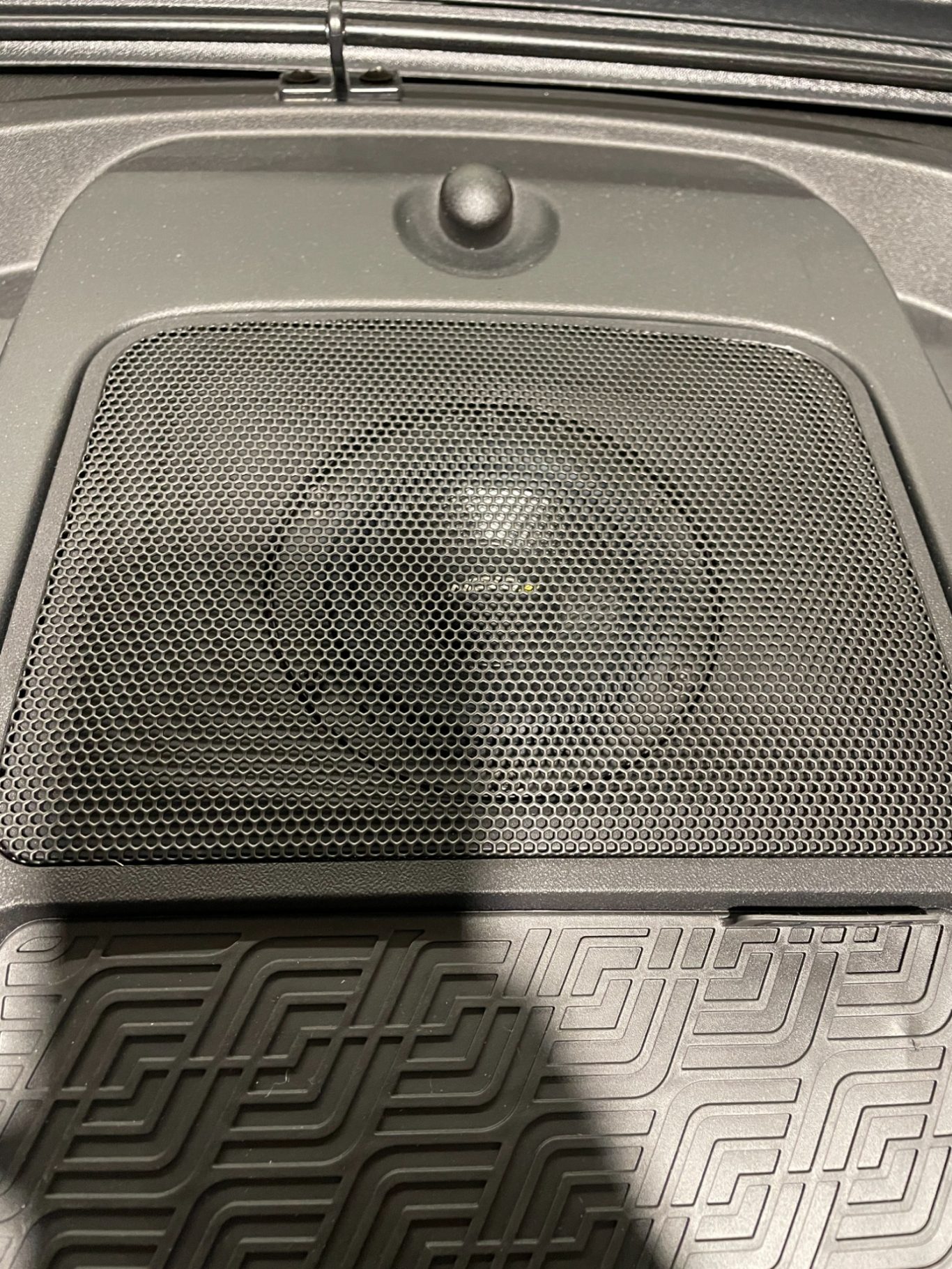Center-Lautsprecher mit Abdeckgitter im Fiat Ducato Wohnmobil