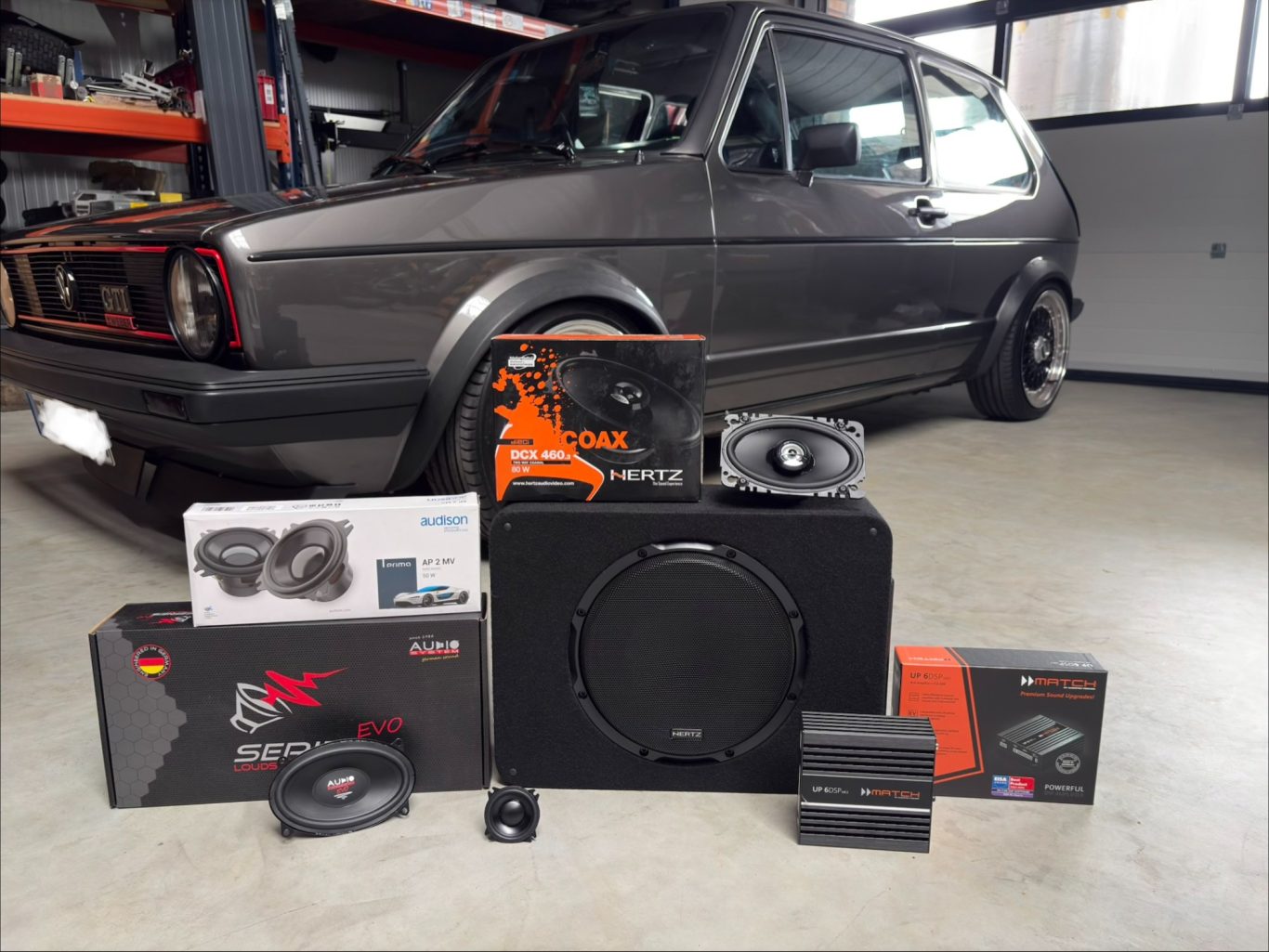 VW Golf 1 mit Subwoofer-Gehäuse, Endstufen und Lautsprechern - Komponenten für den Soundsystem-Einbau