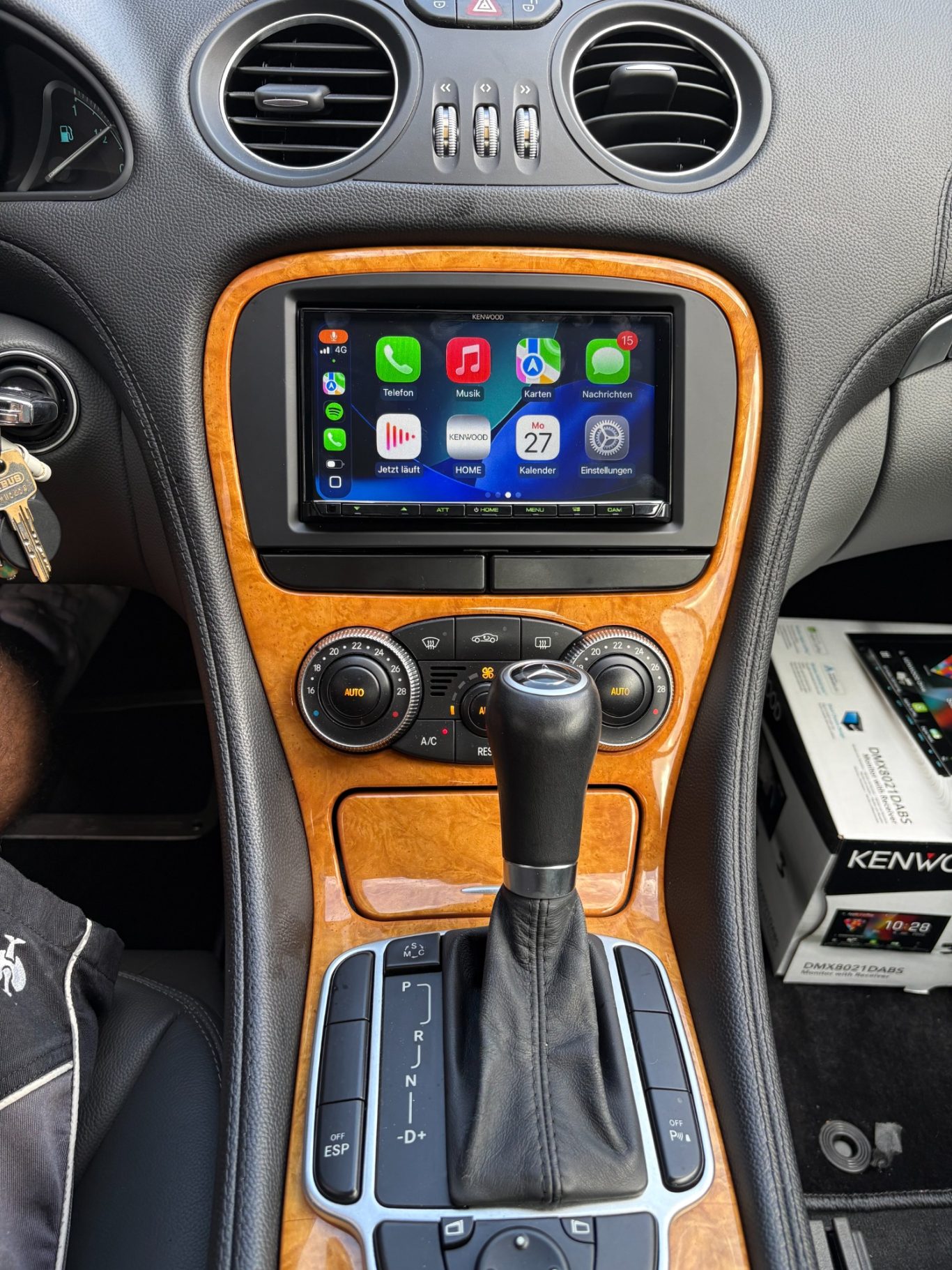 Kenwood Autoradio mit Apple CarPlay im Mercedes SL 350 - Nachrüstung in Freren