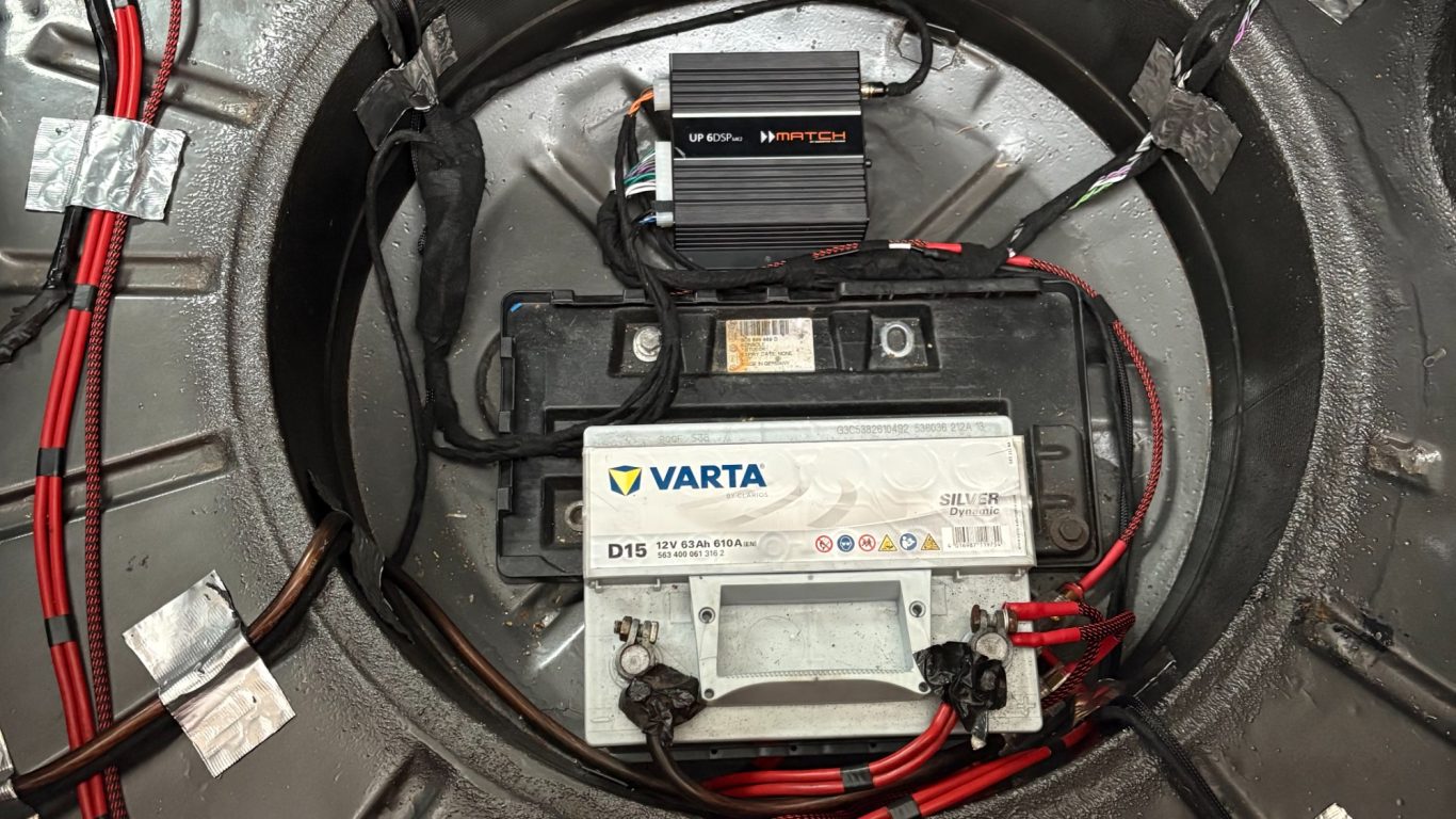 VW Golf 1 Reserveradmulde mit Batterie und eingebautem Verstärker - saubere Verkabelung
