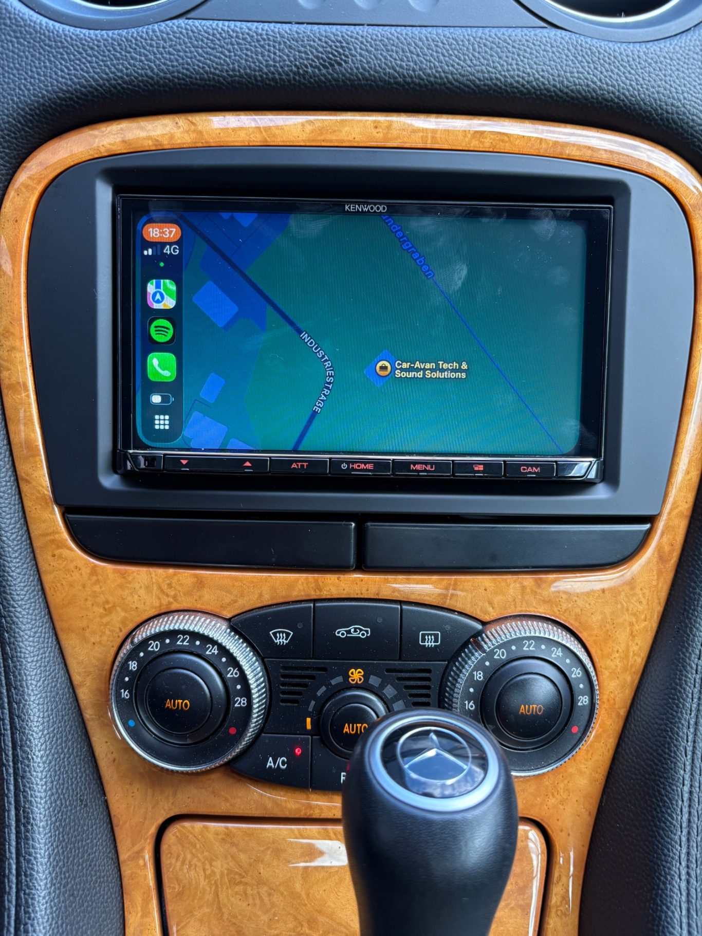 Kenwood Navigationsradio mit Kartenansicht in der Mittelkonsole des Mercedes SL 350