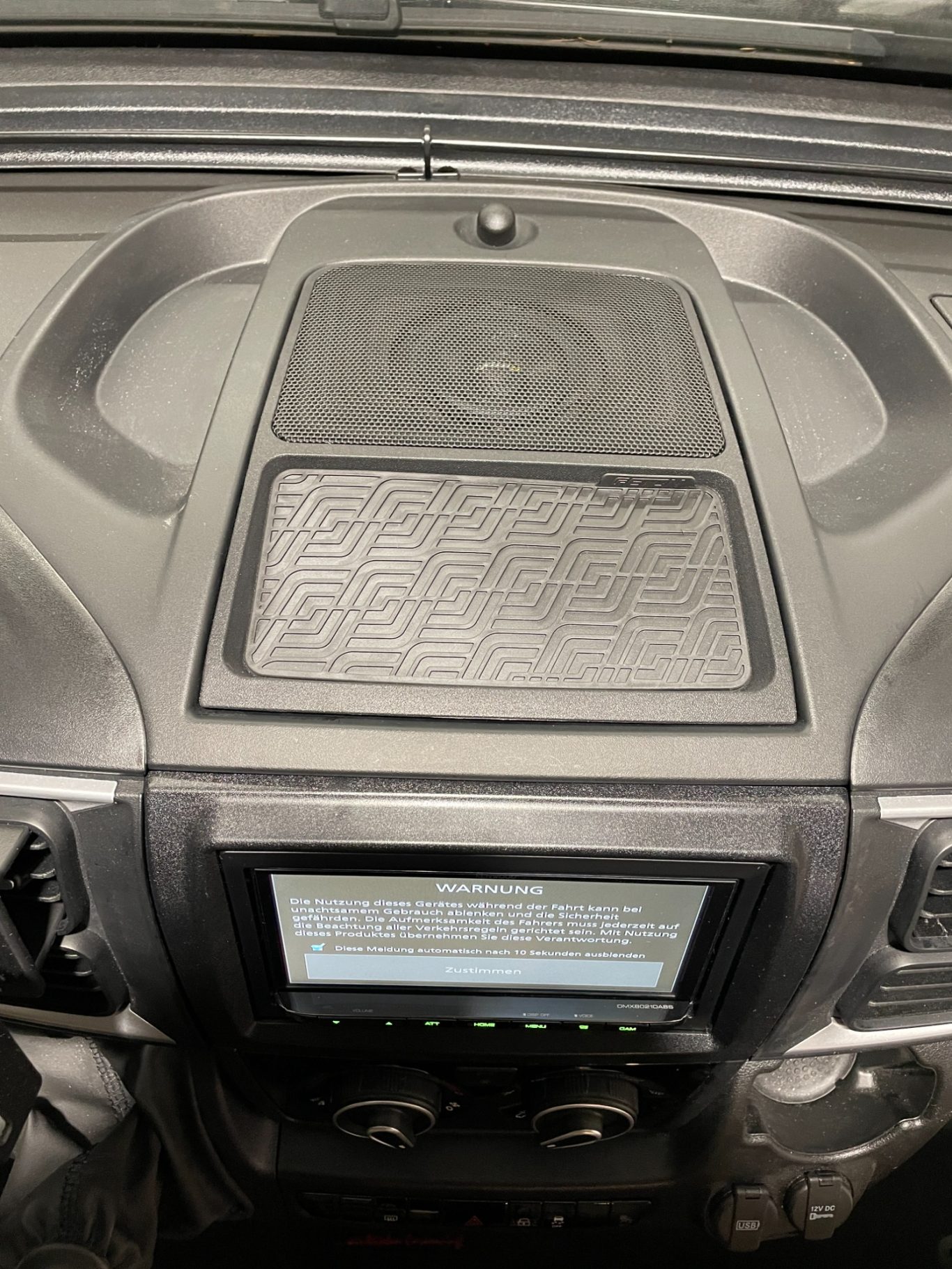 Lautsprechergitter im Armaturenbrett eines Fiat Ducato Wohnmobils - Soundsystem-Einbau