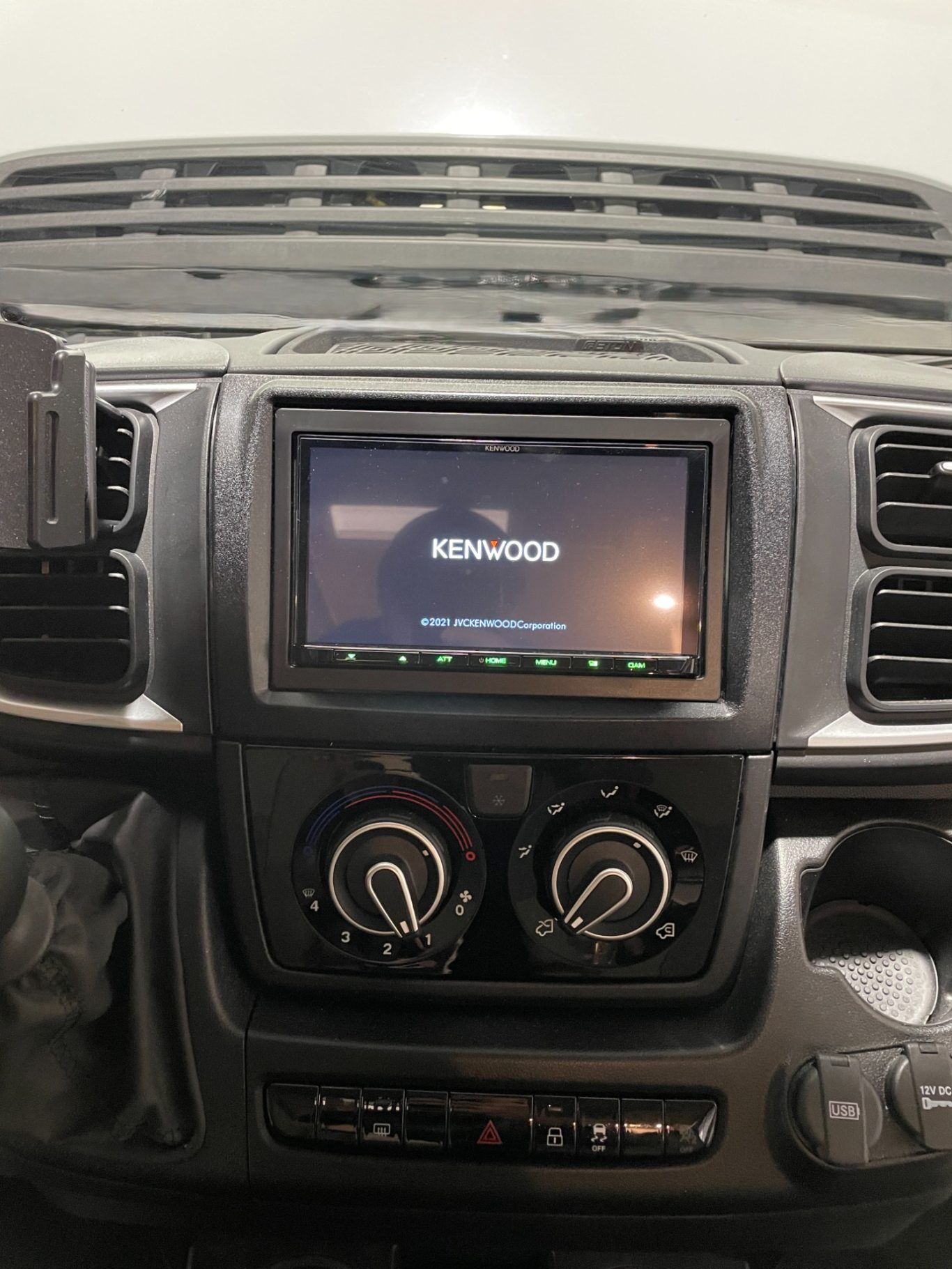 Fiat Ducato 8 Fiat Ducato Soundsystem: Eton Subwoofer & Center Lautsprecher, Teltonica Router