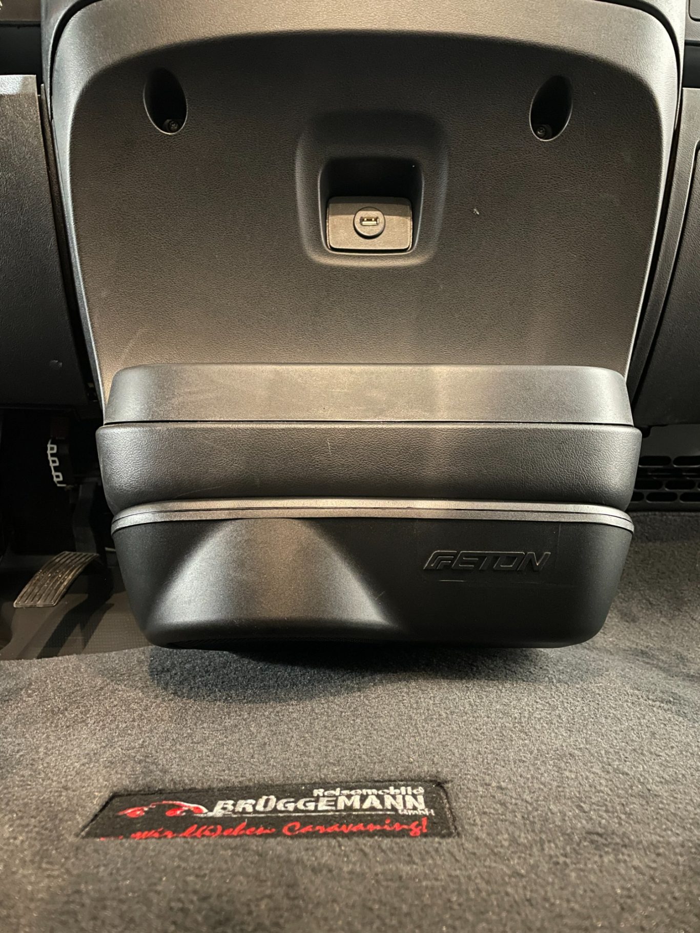 Fiat Ducato Wohnmobil Innenraum mit verkleidetem Soundsystem-Einbau