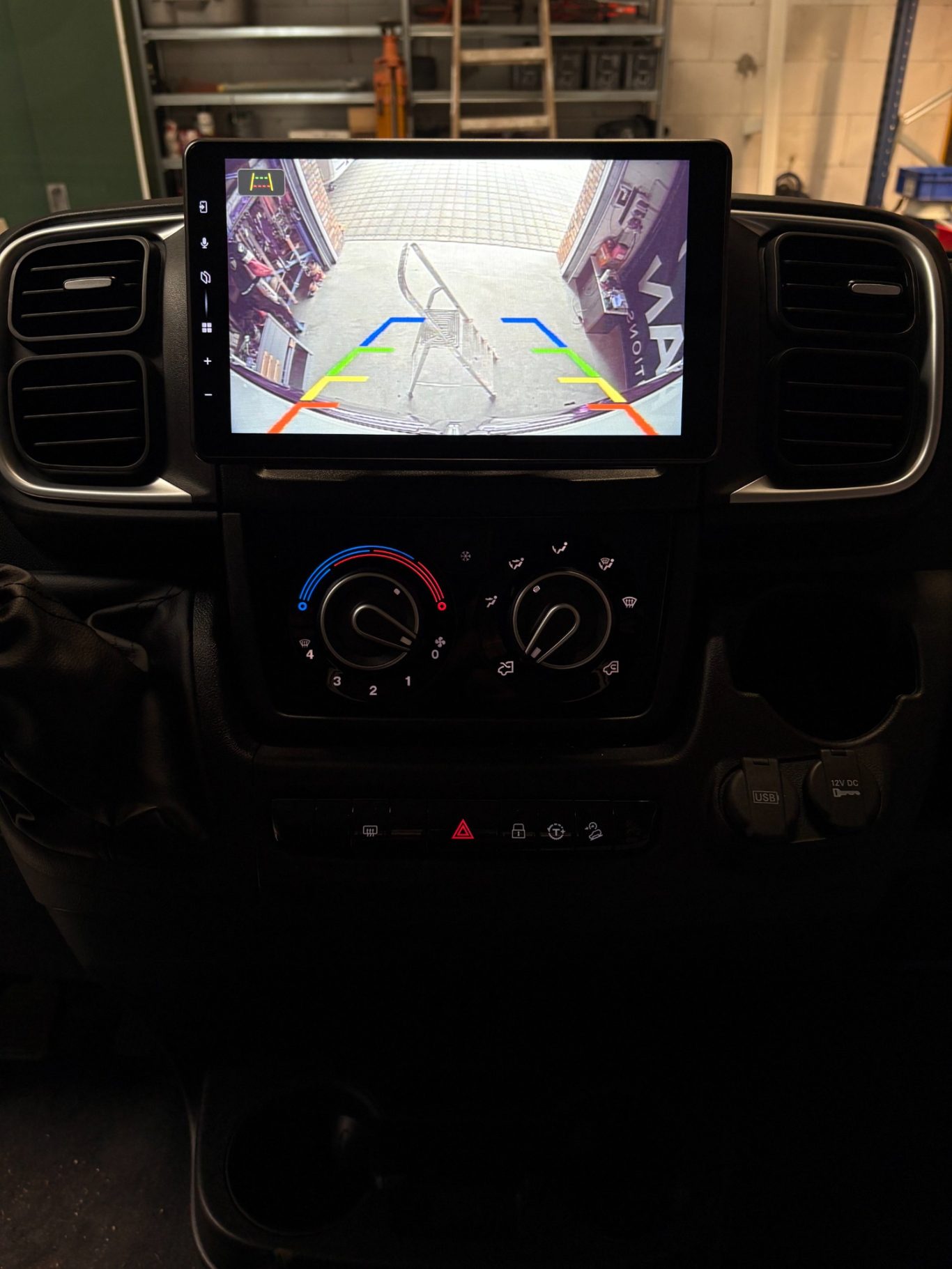AMPIRE Rückfahrkamera im Fiat Ducato 8 mit Pioneer SPH-EVO98DAB-D8 AMPIRE Rückfahrkamera für Fiat Ducato 8 mit Parkhilfelinien auf dem Pioneer Radio