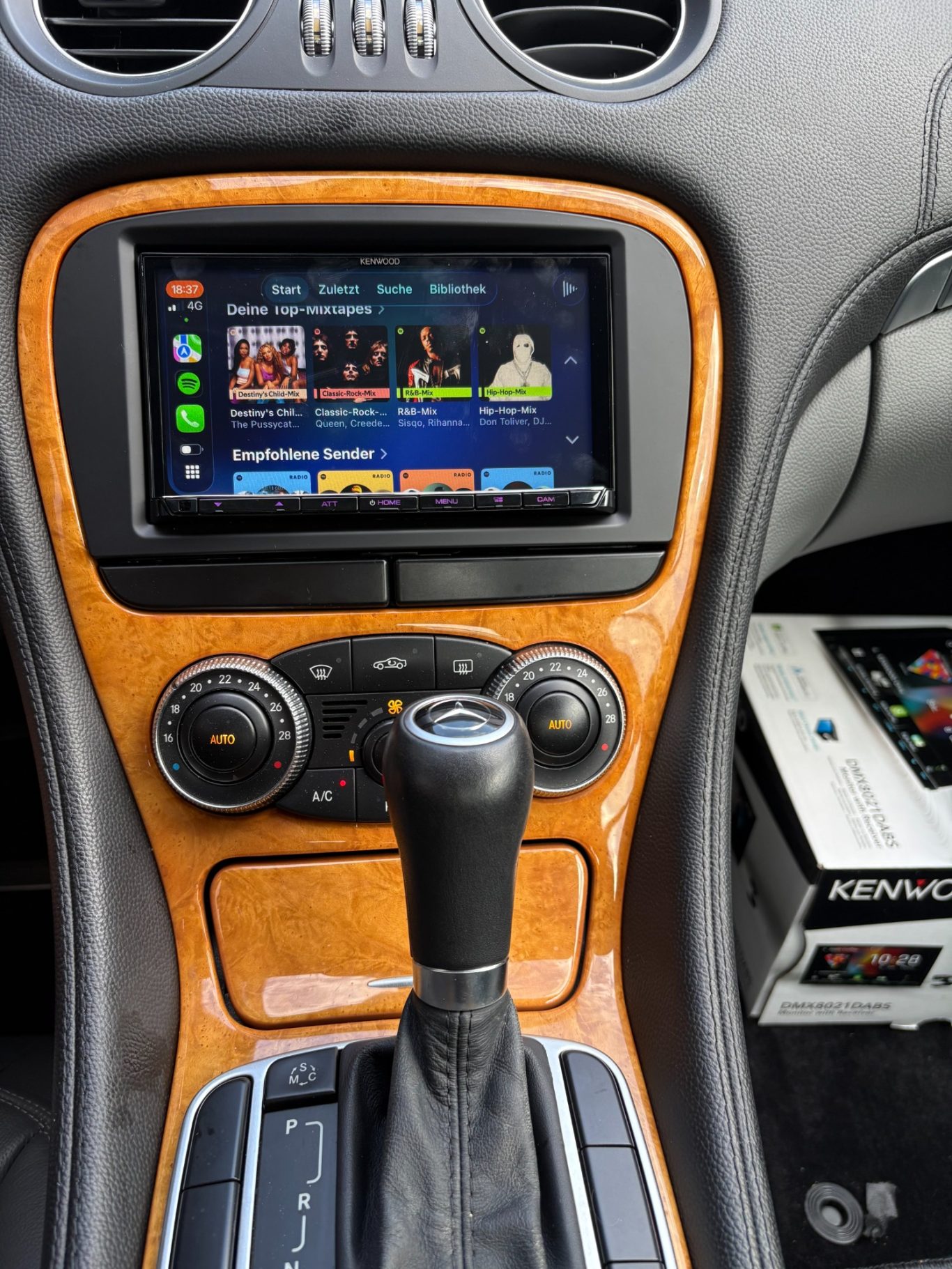 Mercedes SL 350 Mittelkonsole mit Kenwood Autoradio und Apple CarPlay im Betrieb