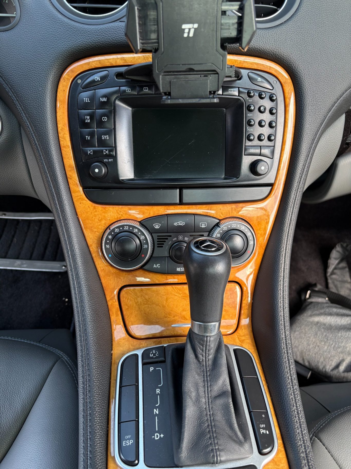 Mercedes SL 350 Mittelkonsole mit altem Werksradio vor dem Umbau